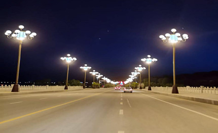 這些景觀路燈，與海東市核心區(qū)的景觀大道如此般配